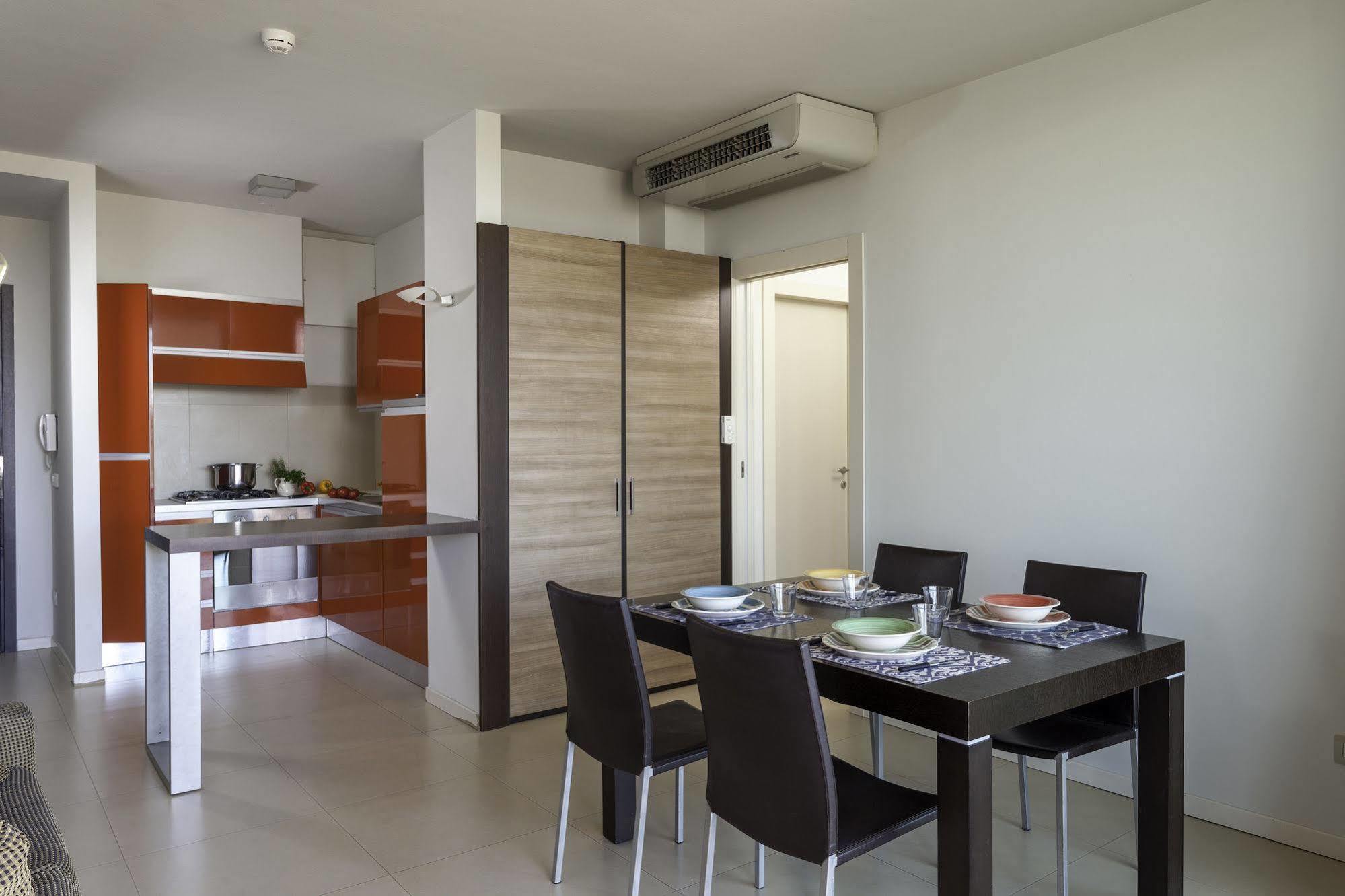 Residence Delfina Rimini Exteriör bild